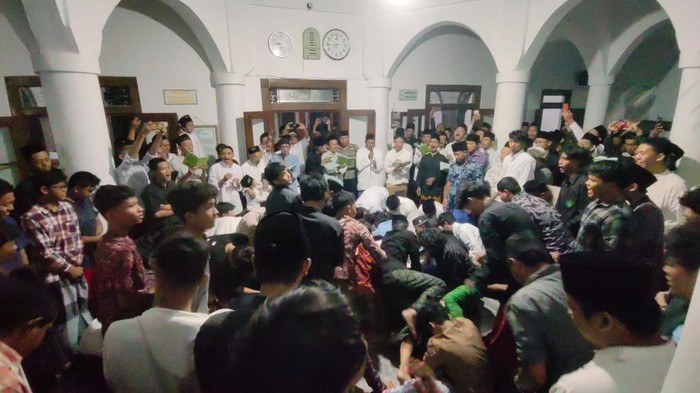 Tradisi lempar koin di masjid sambut perayaan Maulid Nabi di Kota Kediri