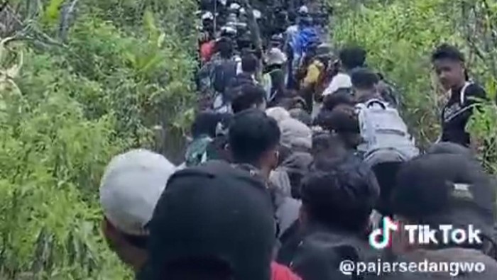 Viral Antrean Pendaki Gunung Kelud Via Karangrejo Blitar