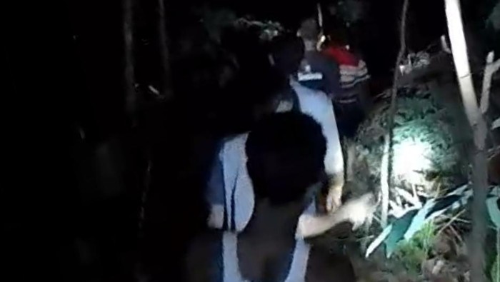Warga saat mengusir kawanan gajah yang masuk permukiman