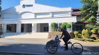 Perjalanan menuju ke kota, lihatlah sisa kejayaan dan masih berdiri hingga kini yakni bangunan kolonial yang dimiliki oleh BUMN PT Garam Indonesia.