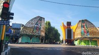 Salah satu tugu keris yang ada di perempatan Kota Sumenep. Lokasinya di dekat alun-alun.