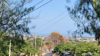 Pemandangan dari Asta Tinggi Sumenep. Terlihat lanskap kota dari bukit.