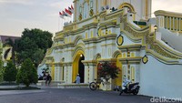 Gerbang Masjid Agung Jamik Sumenep yang sangat ikonik dan mirip dengan gerbang keratonnya.