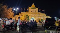 Masjid Agung Jamik Sumenep saat malam hari. Warga memadatinya saat bersamaan dengan kegiatan keagamaan.