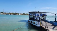 Pertama, kita datang ke Pelabuhan Kalianget. Di sini, traveler dapat melihat hiruk piku salah satu pelabuhan di Sumenep yang melayani rute jarak pendek selama 15 menit dan panjang hingga belasan jam.