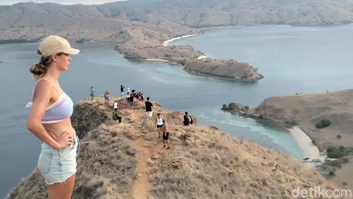 Wisatawan mancanegara di puncak Pulau Gili Lawa, Taman Nasional Komodo, beberapa waktu lalu. (Ambrosius Ardin)