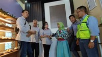 Ketua Galeri Mamere Binaan Astra melalui Yayasan Dharma Bhakti Astra (YDBA) dan PT Pamapersada Nusantara (PAMA), Flora Marina Yuliawati menunjukkan berbagai produk UMKM yang dipasarkan di Galeri Mamere kepada kepada Sekretaris Pengurus YDBA Ema Poedjiwati Prasetio, Bendahara Pengurus YDBA Agung K. Sampurno, Advisor YDBA Tonny Sumartono, CSR Section Head PAMA Suryadi dan Kabid Bea Cukai Wilayah Kalimantan Timur Nugroho, dalam kegiatan #UMKMSiapBeraksi di Paser, Kalimantan Timur, Selasa (17/9/2024). 