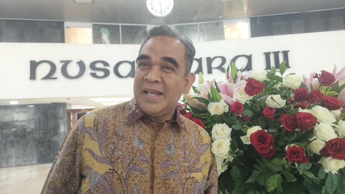 Sekjen Partai Gerindra, Ahmad Muzani, di kompleks parlemen, Senayan, Jakarta Pusat, Selasa (17/9/2024).