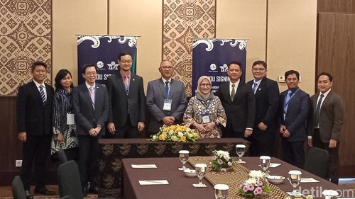 AirNav Indonesia menandatangani kesepakatan kerja sama dengan International Air Transport Association (IATA) di BNDCC, Nusa Dua, Kabupaten Badung, Bali, Selasa (17/9/2024). (Foto: Aryo Mahendro/detikBali)