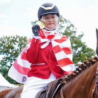 Kemenangan tersebut tentu membawa kebanggaan sendiri bagi Irfan dan keluarga. Akhirnya diumumkan, kan ada tiga orang timnya. Ada Aan, Rifa, dan Aisha akhirnya dapat medali emas itu gue beneran senyum lihat dia dikalungin. Dikalungin medali emas kayak mimpi, kayak sesuatu yang nggak mungkin gue lihat, terus ada atlet PON tuh happy se-happy-happy-nya, kata Irfan saat ditemui di Studio FYP Trans 7 baru-baru ini seperti dikutip detikHot. (Foto: Instagram/@irfanhakim75)