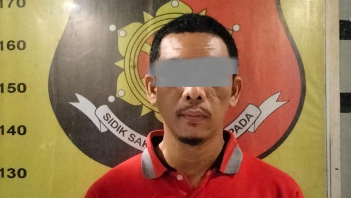 Ananda Rahmat (42) ditangkap karena mengedarkan uang palsu di Kabupaten Muara Enim.