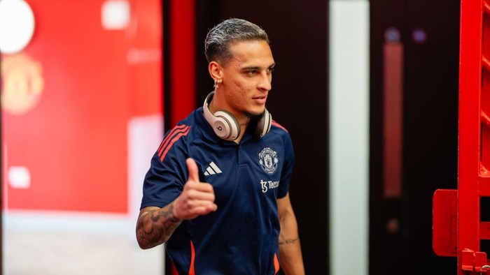 MANCHESTER, ENGLAND - AUGUST 16:   Antony of Manchester United arrives prior to the Premier League match between Manchester United FC and Fulham FC at Old Trafford on August 16, 2024 in Manchester, United Kingdom. (Photo by Ash Donelon/Manchester United via Getty Images)