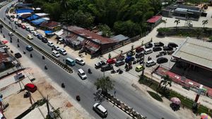 Foto Udara Antrean Kendaraan di SPBU Kendari