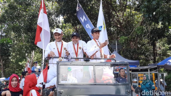 Arak-arakan menyambut atlet berprestasi Paralimpiade Paris 2024 di Kabupaten Tasikmalaya