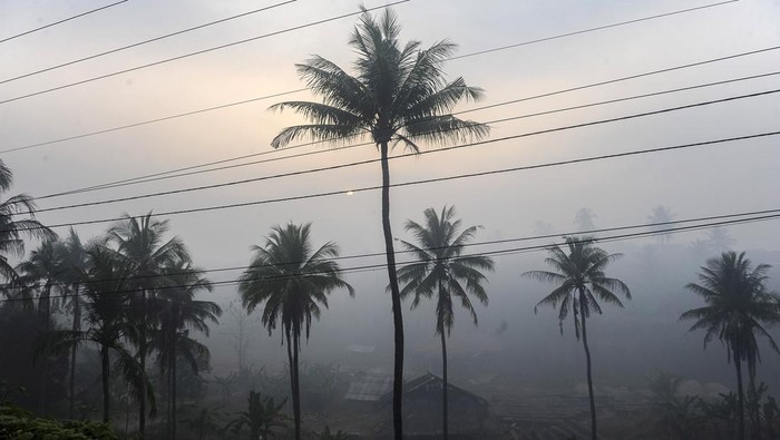 Asap Kebakaran TPSA Selimuti Desa Bagendung Cilegon Asap kebakaran sampah menyelimuti di Kelurahan Bagendung, Kota Cilegon, Banten, Selasa (17/9/2024). Kebakaran sampah di TPSA Bagendung Antang yang terjadi sejak Senin (16/9/2024) tersebut mengakibatkan sebagian daerah di Kota Cilegon diselimuti asap pada pagi hari dan dapat mengganggu kesehatan pernapasan warga. ANTARA FOTO/Muhammad Bagus Khoirunas/foc.