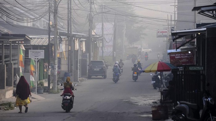 Asap kebakaran sampah menyelimuti di Kelurahan Bagendung, Kota Cilegon, Banten, Selasa (17/9/2024). Kebakaran sampah di TPSA Bagendung Antang yang terjadi sejak Senin (16/9/2024) tersebut mengakibatkan sebagian daerah di Kota Cilegon diselimuti asap pada pagi hari dan dapat mengganggu kesehatan pernapasan warga. ANTARA FOTO/Muhammad Bagus Khoirunas/foc.