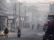 Asap Kebakaran TPSA Selimuti Desa Bagendung Cilegon