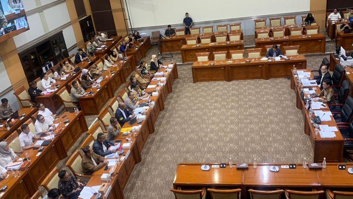 Komisi III DPR menerima audiensi siswa inisial RE (16) korban dugaan perundungan (bullying) dan kekerasan fisik di SMA Binus Simprug, Jakarta Selatan (Jaksel). Dalam rapat itu, RE turut memberikan pernyataan mengenai kasus yang dialami, Selasa (17/9/2024).