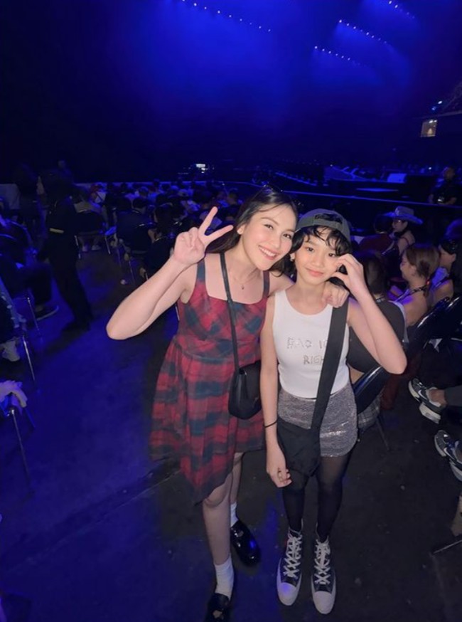 Penampilan Ayu dan Bilqis juga tak kalah jadi sorotan. Sama-sama stylish, Ayu memilih tampil mengenakan dress kotak-kotak tanpa lengan, sementara Bilqis tampil dengan tanktop putih dipadukan rok pendek dan legging. Foto: Instagram/@ayutingting92