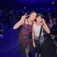 Penampilan Ayu dan Bilqis juga tak kalah jadi sorotan. Sama-sama stylish, Ayu memilih tampil mengenakan dress kotak-kotak tanpa lengan, sementara Bilqis tampil dengan tanktop putih dipadukan rok pendek dan legging. Foto: Instagram/@ayutingting92