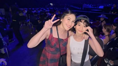 7 Foto Ayu Ting Ting & Bilqis Nonton Konser Olivia Rodrigo, Gayanya Disorot