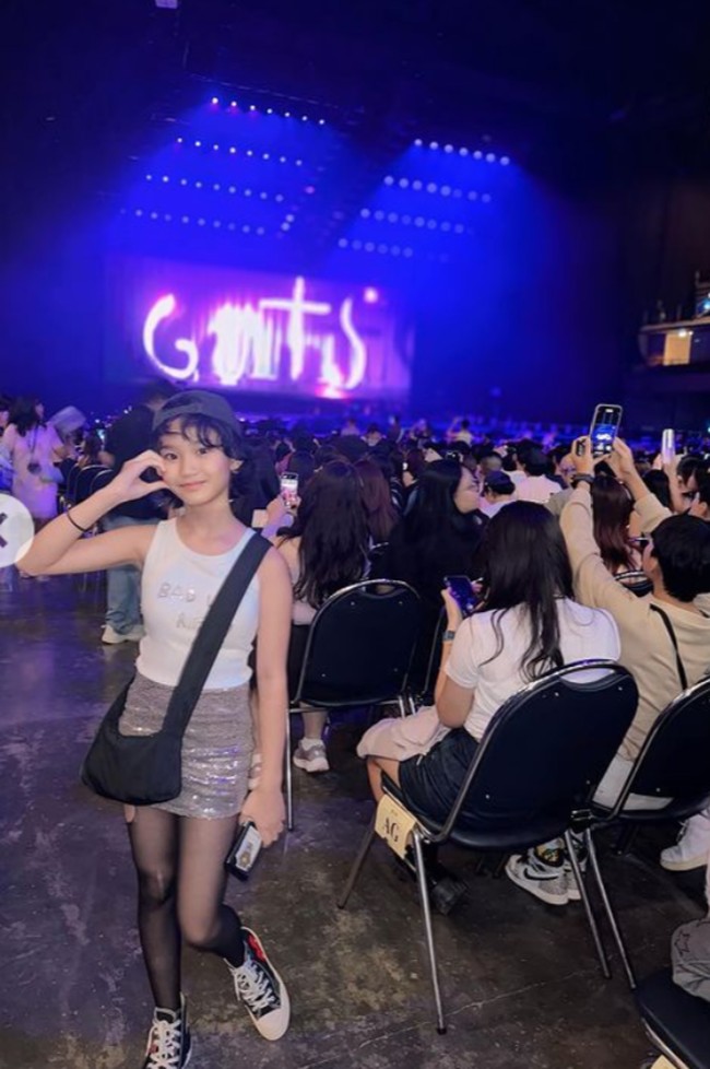 Bilqis juga melengkapi penampilannya dengan topi dan tas selempang berwarna hitam. Penampilan anak Ayu Ting Ting yang kini sudah semakin besar pun tak kalah banjir pujian netizen.  Foto: Instagram/@ayutingting92