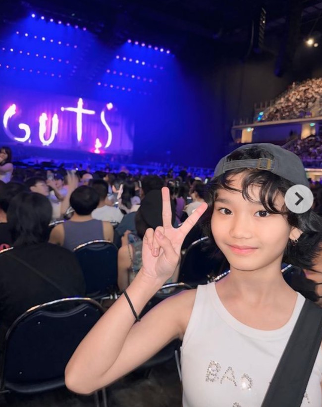 Tak hanya dipuji memiliki gaya berbusana yang stylish, Bilqis juga disebut-sebut memiliki kemiripan dengan artis Korea. Kim so hyun versi mini, komentar salah seorang netizen.  Foto: Instagram/@ayutingting92