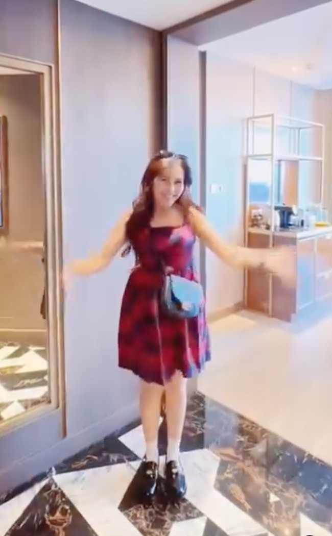 Tampil tak kalah stylish bak ABG, penampilan Ayu juga dipuji netizen. Terlihat ia memadukan dress merah kotak-kotaknya dengan kaos kaki putih di atas mata kaki dan sepasang sepatu hitam. Foto: Instagram/@ayutingting92