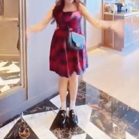 Tampil tak kalah stylish bak ABG, penampilan Ayu juga dipuji netizen. Terlihat ia memadukan dress merah kotak-kotaknya dengan kaos kaki putih di atas mata kaki dan sepasang sepatu hitam. Foto: Instagram/@ayutingting92
