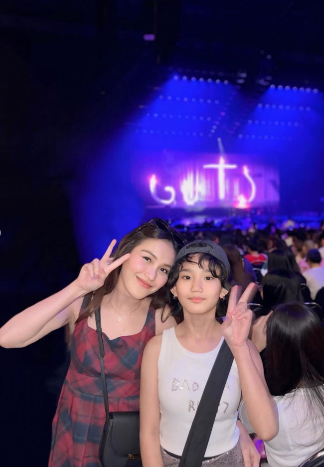 Kerap pergi jalan-jalan hingga nonton konser berdua, pasangan ibu dan anak yang satu ini memang selalu terlihat kompak. Gaya Ayu yang kerap tampil awet muda pun sering dipuji bak kakak alih-alih ibunda Bilqis. Foto: Instagram/@ayutingting92