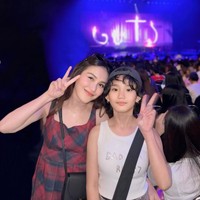Kerap pergi jalan-jalan hingga nonton konser berdua, pasangan ibu dan anak yang satu ini memang selalu terlihat kompak. Gaya Ayu yang kerap tampil awet muda pun sering dipuji bak kakak alih-alih ibunda Bilqis. Foto: Instagram/@ayutingting92