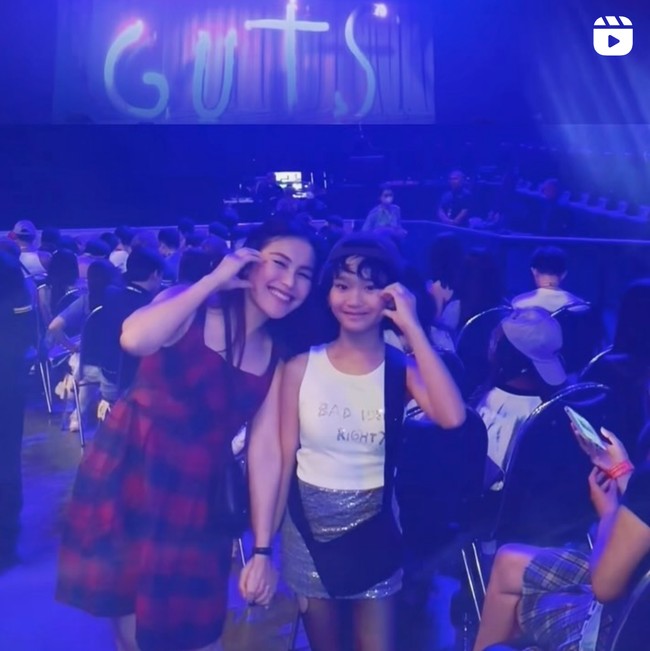 Ayu Ting Ting dan anaknya, Bilqis Khumairaah Razak terlihat baru saja menonton konser Olivia Rodrigo di Jakarta bersama. Melalui akun Instagram pribadinya Ayu memamerkan keseruannya dan sang anak saat menonton konser tersebut. Foto: Instagram/@ayutingting92