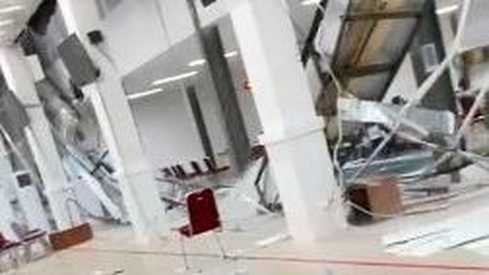 Bagian atap venue menembak PON XXI yang berlokasi Aceh Besar jebol setelah diguyur hujan deras. (Foto: Istimewa).