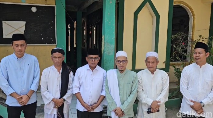Bakal calon gubernur Banten, Andra Soni bersilaturahmi ke Pondok Pesantren Nurul Huda Al-Kurdiyah, Pandeglang. (Dok Aris Rivaldo/detikcom).