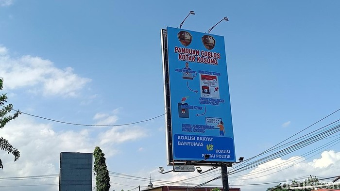 Baliho dukungan untuk mencoblos kotak kosong terpasang di kompleks lapangan Glempang, Jalan HR Boenyamin Kecamatan Purwokerto Utara, Kabupaten Banyumas, Selasa (17/9/2024).
