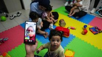 Sang ibu, Hanan, harus kembali ke Gaza setelah izin yang dikeluarkan Israel habis masa berlakunya. 