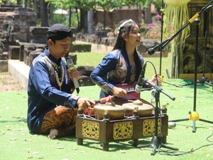 Pelajar Kediri Main Perkusi dalam Candi di Acara Gema Mredangga Tegowangi