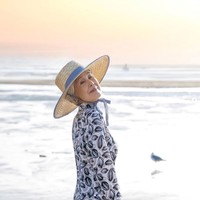 Soon Hwa tak menyangka bisa mewujudkan cita-cita kecilnya menjadi model di usia senja. Demi bisa menjadi model lansia, dia berlatih jalan di catwalk pada dini hari di lorong rumah sakit setelah selesai bekerja. Foto: Dok. Instagram @soonhwa01