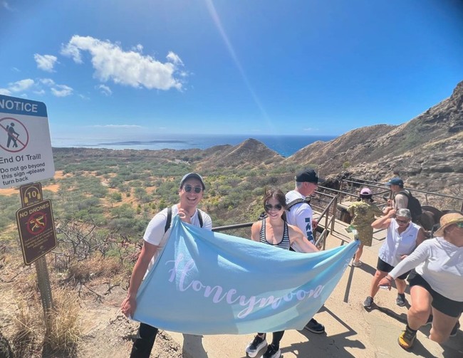 Dalam unggahan yang dibagikan terlihat keduanya hiking bareng di sana. Tak hanya itu saja, Clarissa dan Anthony juga berpose bersama sambil memegang spanduk bertuliskan honeymoon. Foto: Instagram/@clarissatanoe