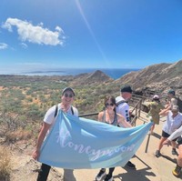 Dalam unggahan yang dibagikan terlihat keduanya hiking bareng di sana. Tak hanya itu saja, Clarissa dan Anthony juga berpose bersama sambil memegang spanduk bertuliskan honeymoon. Foto: Instagram/@clarissatanoe