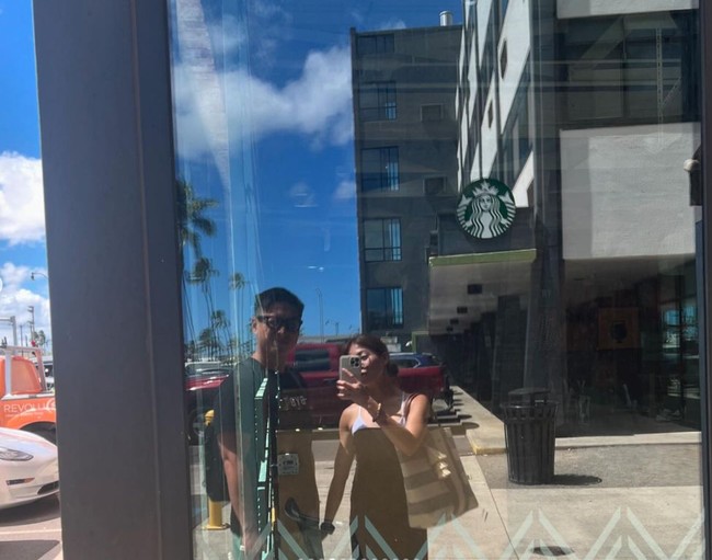 Dari keterangan unggahannya diketahui Clarissa dan Anthony berbulan madu ke Honolulu, Hawaaii. Sebagai pasutri baru, keduanya pun kerap menunjukkan kemesraan mereka. Foto: Instagram/@clarissatanoe