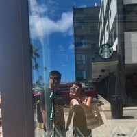 Dari keterangan unggahannya diketahui Clarissa dan Anthony berbulan madu ke Honolulu, Hawaaii. Sebagai pasutri baru, keduanya pun kerap menunjukkan kemesraan mereka. Foto: Instagram/@clarissatanoe