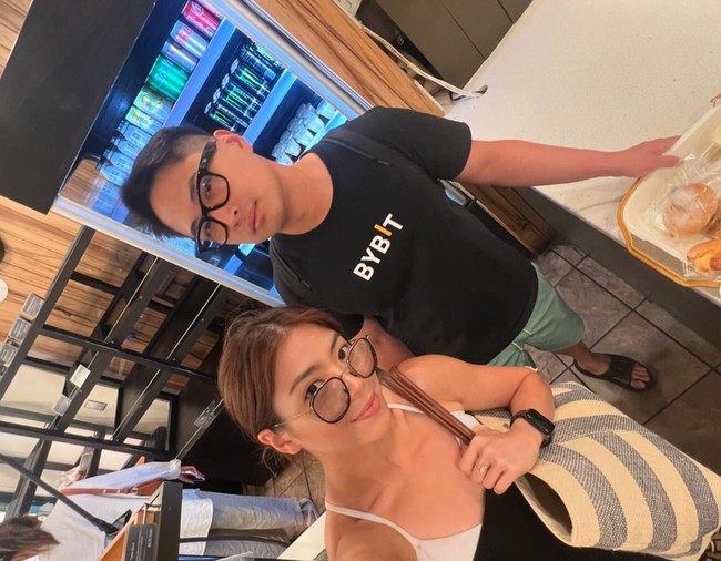 Sedang berbulan madu sekaligus berlibur, Clarissa dan Anthony tampil dengan gaya santai. Anthony memilih mengenakan kaos dan celana pendek. Sementara Clarissa mengenakan dress tanpa lengan. Foto: Instagram/@clarissatanoe