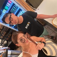 Sedang berbulan madu sekaligus berlibur, Clarissa dan Anthony tampil dengan gaya santai. Anthony memilih mengenakan kaos dan celana pendek. Sementara Clarissa mengenakan dress tanpa lengan. Foto: Instagram/@clarissatanoe