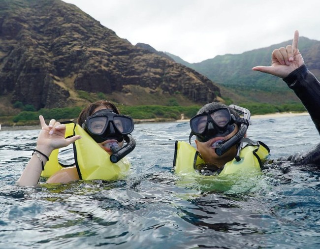 Tampak asik dan menyenangkan, keduanya juga menjajal snorkeling di sana. Tak lupa momen tersebut diabadikan dan dibagikan ke akun Instagramnya. Foto: Instagram/@clarissatanoe