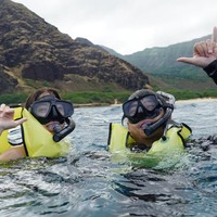 Tampak asik dan menyenangkan, keduanya juga menjajal snorkeling di sana. Tak lupa momen tersebut diabadikan dan dibagikan ke akun Instagramnya. Foto: Instagram/@clarissatanoe