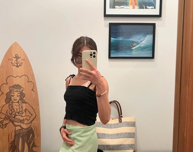 Mirror selfie, Clarissa tampak memamerkan penampilan natural dan santainya selama di berbulan madu. Ia juga tampak tak mengenakan makeup dan membiarkan rambutnya hanya diikat ke belakang. Foto: Instagram/@clarissatanoe