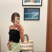 Mirror selfie, Clarissa tampak memamerkan penampilan natural dan santainya selama di berbulan madu. Ia juga tampak tak mengenakan makeup dan membiarkan rambutnya hanya diikat ke belakang. Foto: Instagram/@clarissatanoe