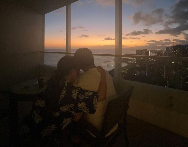 Mesra dan romantis, Clarissa dan Anthony juga terlihat menikmati pemandangan sunset dan gedung-gedung di Hawaii. Duduk bersebelahan, Clarissa tampak merangkul dan menyandarkan kepalanya di bahu suami. Foto: Instagram/@clarissatanoe