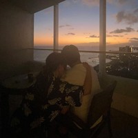 Mesra dan romantis, Clarissa dan Anthony juga terlihat menikmati pemandangan sunset dan gedung-gedung di Hawaii. Duduk bersebelahan, Clarissa tampak merangkul dan menyandarkan kepalanya di bahu suami. Foto: Instagram/@clarissatanoe